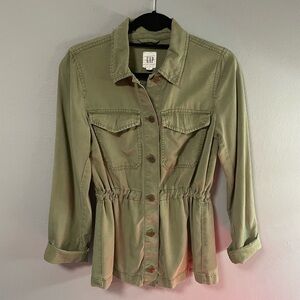 GAP shirt jacket long sleeves button down cinched waist in olive green. Size XS